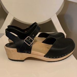 Closed-toe Swedish Hasbeens clogs